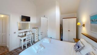 Sophies, The Bay, 2 bedrooms with ensuites, parking with EV point, 2 dogs welcome - Filey - 1