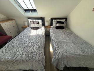 Glastonbury Secret Retreat- Split-Level 1 bedroom, 2 Single Bed, Air Condition - 2