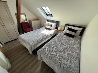 Glastonbury Secret Retreat- Split-Level 1 bedroom, 2 Single Bed, Air Condition - 1