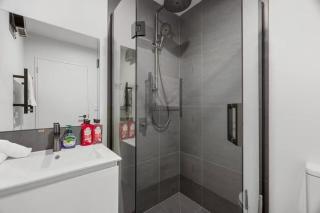 Sherborne Loft, Stylish 2BR, 2 bathrooms and Free Parking - 4