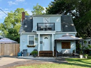 Spacious 4BR Retreat w Balcony Gazebo - 9