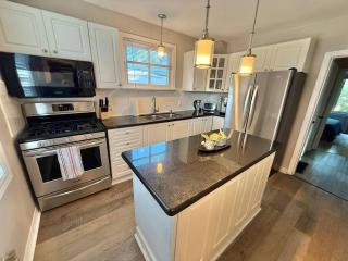 Spacious 2BR Retreat w Balcony Gazebo - 7