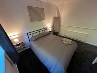 Modern 3 Bed Home in Wolverhampton - 8
