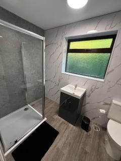 Modern 3 Bed Home in Wolverhampton - 5
