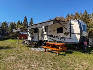 Luxury Rocky Mountain Glamping in Golden, BC Canada Northern Lights, Stargazing & Adventure in the Heart of The Canadian Rockies - 5