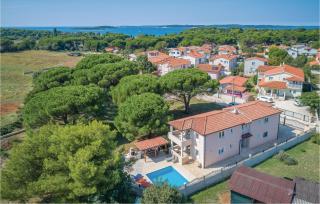 Cozy Apartment In Valbandon With Swimming Pool - 1