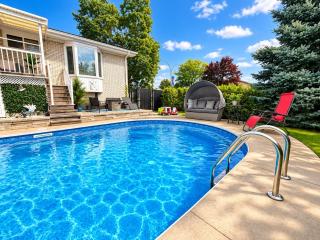 Laval 3BR Apartment with Private Heated Saltwater Pool & Piano - 2
