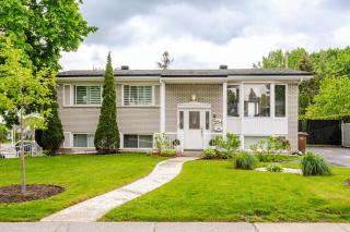 Laval 3BR Apartment with Private Heated Saltwater Pool & Piano - 3