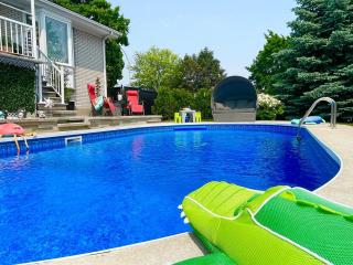 Laval 3BR Apartment with Private Heated Saltwater Pool & Piano - 4