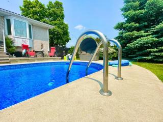 Laval 3BR Apartment with Private Heated Saltwater Pool & Piano - 5