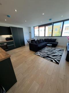 3 Bedroom Modern Apartment on Eltham High Street - 6