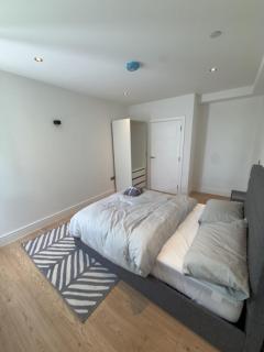 3 Bedroom Modern Apartment on Eltham High Street - 4