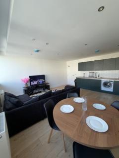 3 Bedroom Modern Apartment on Eltham High Street - 3