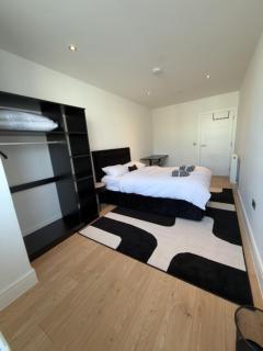 3 Bedroom Modern Apartment on Eltham High Street - 2