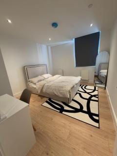 3 Bedroom Modern Apartment on Eltham High Street - 1