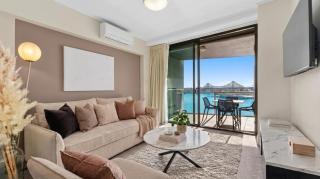Full Water View - Sleeps 7 - Parking - Pool & Sauna - 0