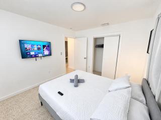 2BR Near Wynwood Heated Pool + Private Balcony - 2