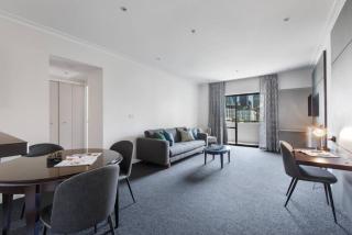 Modern Nomads King Size 1BR with Pool in the Heart of Melbourne - 9