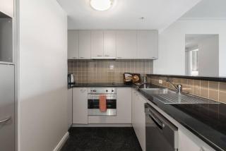Modern Nomads King Size 1BR with Pool in the Heart of Melbourne - 5