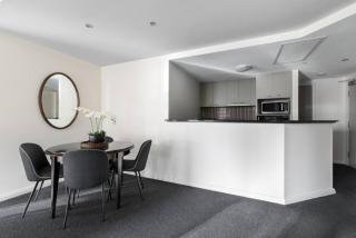 Modern Nomads King Size Living Central 1BR with Indoor Pool & Gym - 4