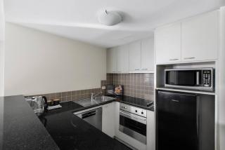 Modern Nomads King Size Living Central 1BR with Indoor Pool & Gym - 3