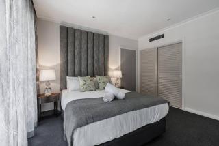 Modern Nomads Wonderful Urban Living with Balcony & Heated Pool - 5