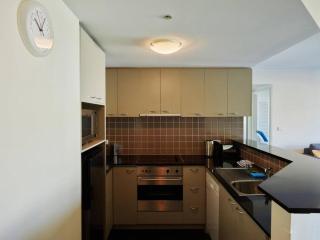 Modern Nomads Spacious & Central Apt with King Beds & Balcony - 7