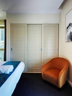 Modern Nomads Spacious & Central Apt with King Beds & Balcony - 5