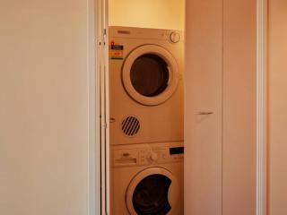 Modern Nomads Spacious & Central Apt with King Beds & Balcony - 3