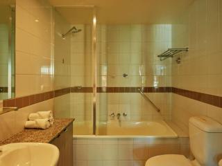 Modern Nomads Spacious & Central Apt with King Beds & Balcony - 2