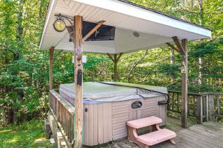 13-Acre Vermont Estate w/ Hot Tub & Game Room - 7