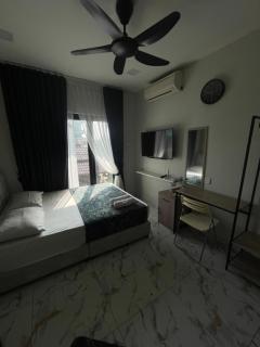 MKB Homestay - 1 X Queen Bed Studio Room with Connecting Room Capability - 1