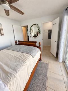 Casa Cruz Getaway - 2BR - Private Backyard Near Clearwater Beach - 2