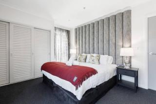 Modern Nomads Metro King size Two Bedroom with Balcony & Pool - 9
