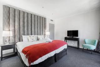 Modern Nomads Metro King size Two Bedroom with Balcony & Pool - 8