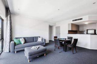 Modern Nomads Metro King size Two Bedroom with Balcony & Pool - 6