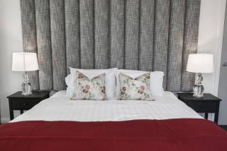 Modern Nomads Metro King size Two Bedroom with Balcony & Pool - 5