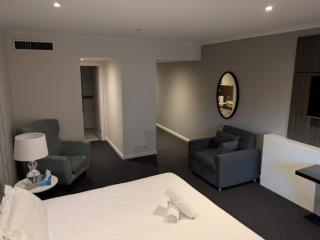 Modern Nomads Beautiful King Studio with Indoor Pool & Balcony - Melbourne - 6