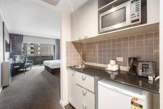 Modern Nomads Beautiful King Studio with Indoor Pool & Balcony - Melbourne - 4