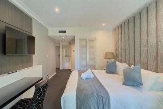 Modern Nomads Central King Size Studio with Indoor Pool and Gym - 8