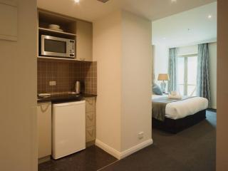Modern Nomads Central King Size Studio with Indoor Pool and Gym - 3