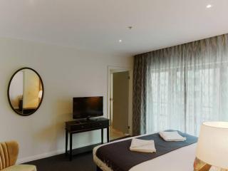 Modern Nomads Metro Urban Living with Balcony & Heated Pool - 8