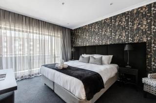 Modern Nomads Elegant Studio in the Heart of CBD with Pool & Balcony - 8