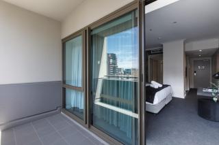 Modern Nomads Elegant Studio in the Heart of CBD with Pool & Balcony - 7
