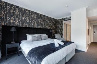 Modern Nomads Elegant Studio in the Heart of CBD with Pool & Balcony - 9