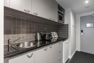 Modern Nomads Elegant Studio in the Heart of CBD with Pool & Balcony - 5