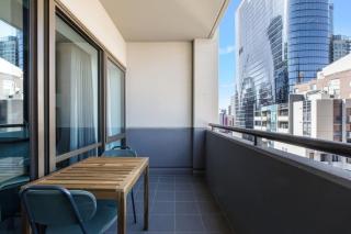 Modern Nomads Bright City Studio Balcony with Pool & Gym - 9