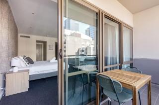 Modern Nomads Bright City Studio Balcony with Pool & Gym - 8