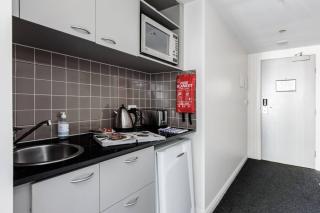 Modern Nomads Bright City Studio Balcony with Pool & Gym - 7
