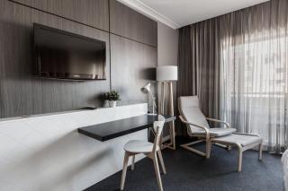 Modern Nomads Bright City Studio Balcony with Pool & Gym - 6